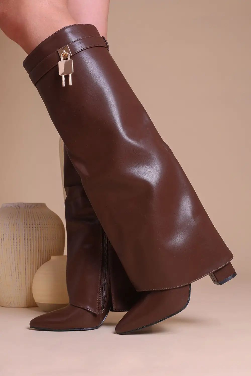 Amara Boots mit Schloss detail