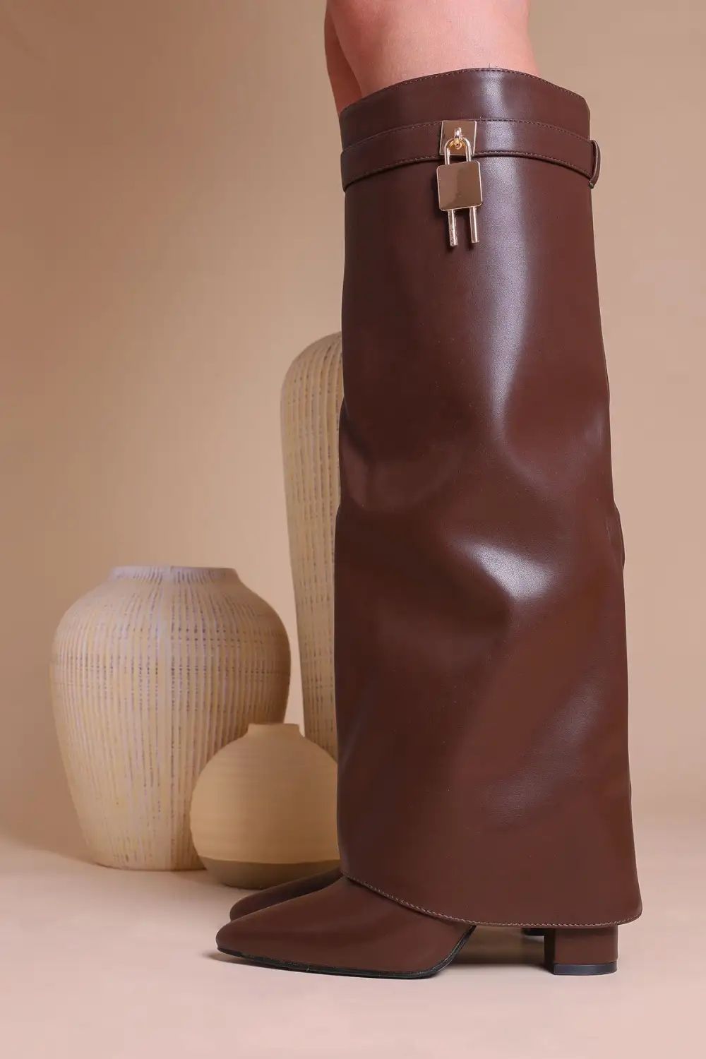 Amara Boots mit Schloss detail