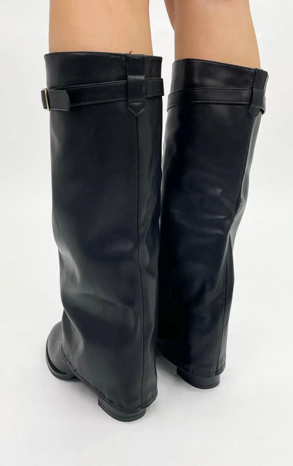 Livara Boots mit Gürtel