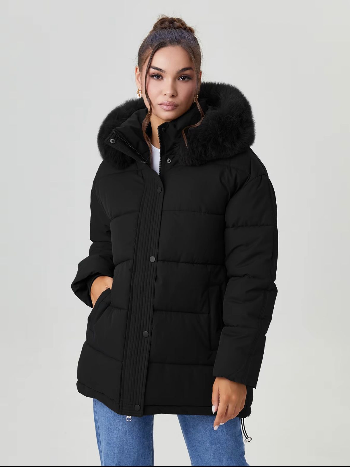 Luna Parker mit Fellkapuze