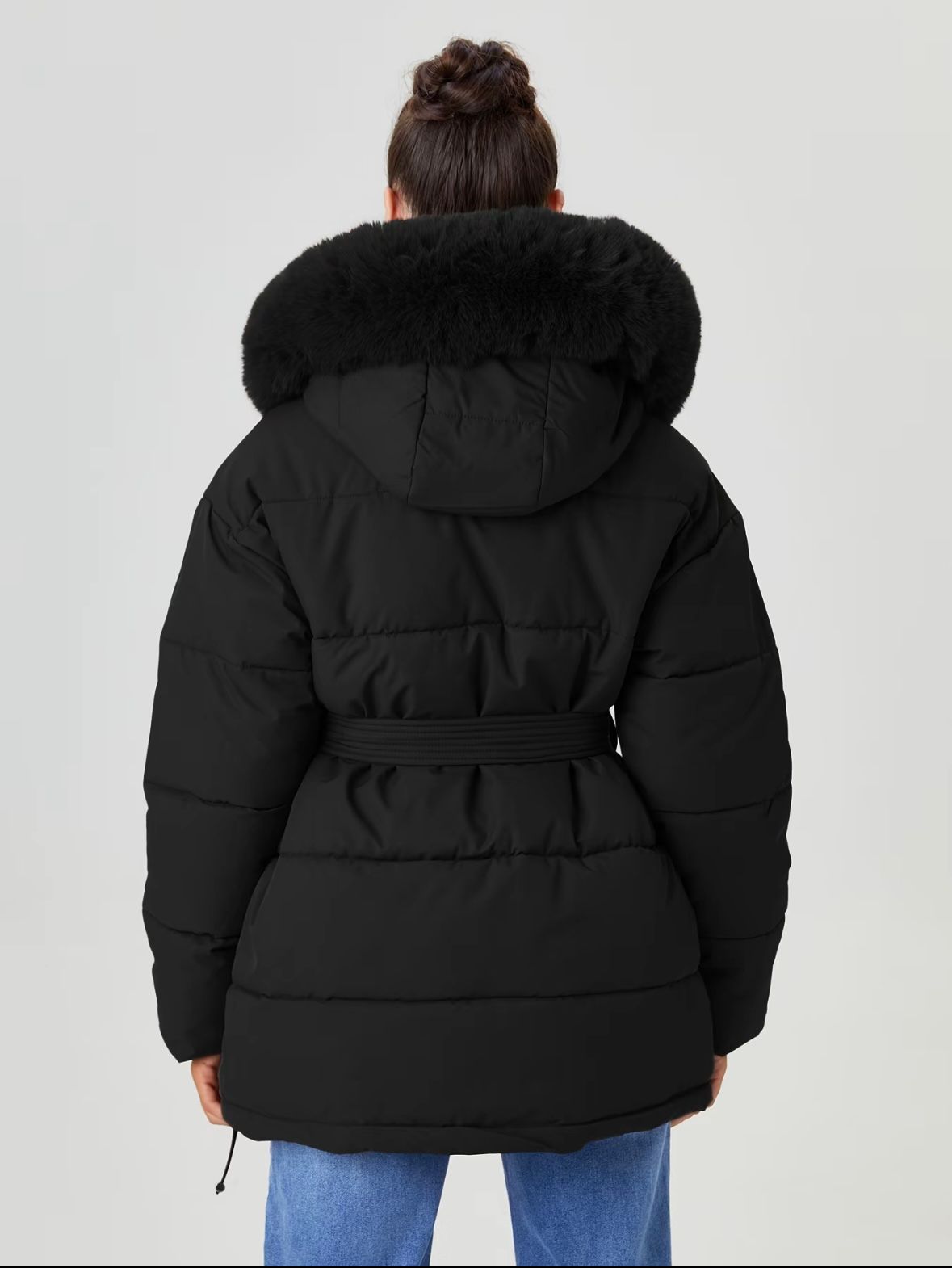 Luna Parker mit Fellkapuze