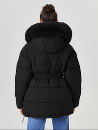 Luna Parker mit Fellkapuze