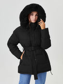 Luna Parker mit Fellkapuze