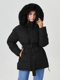 Luna Parker mit Fellkapuze