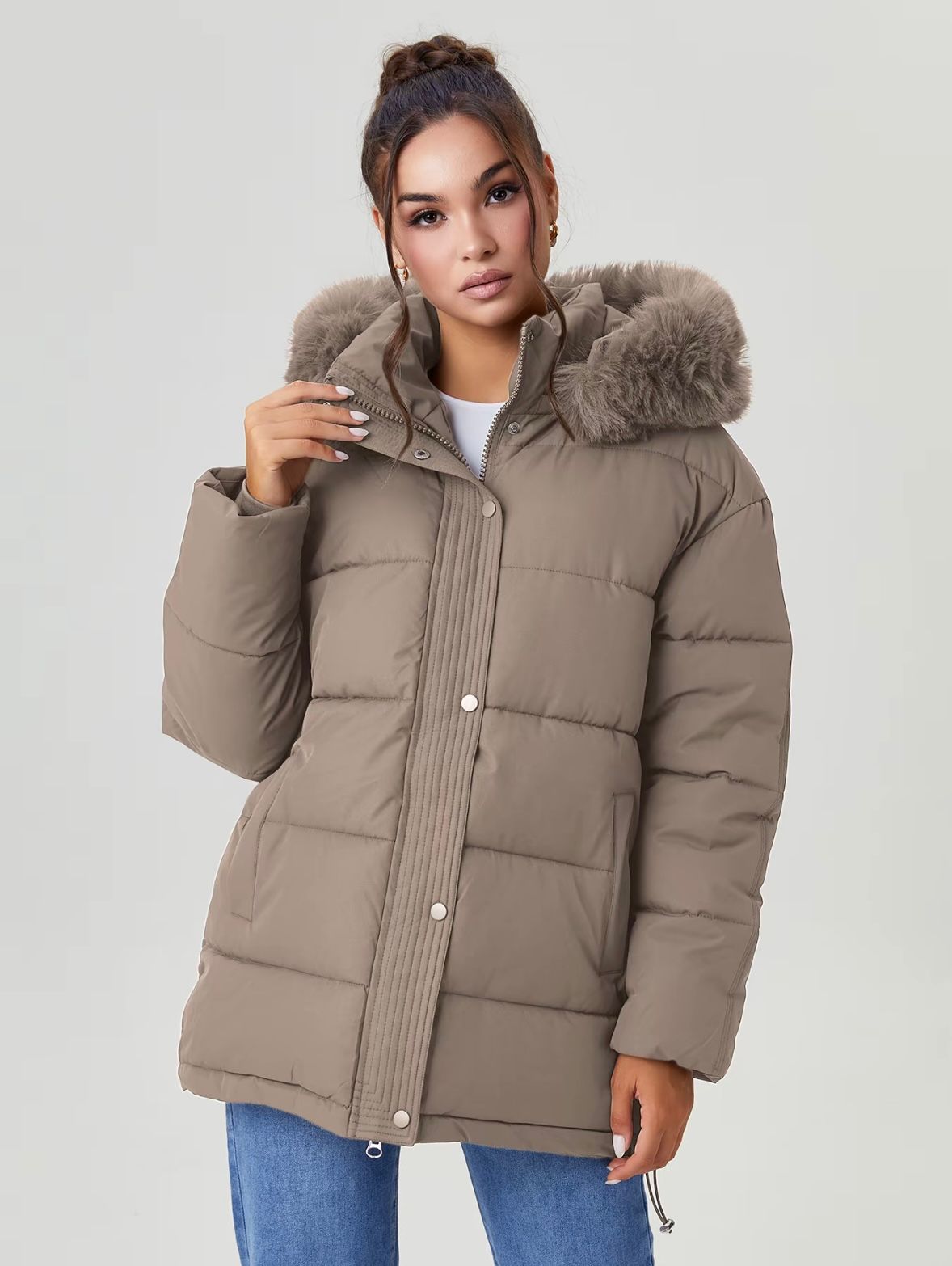 Luna Parker mit Fellkapuze