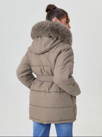 Luna Parker mit Fellkapuze