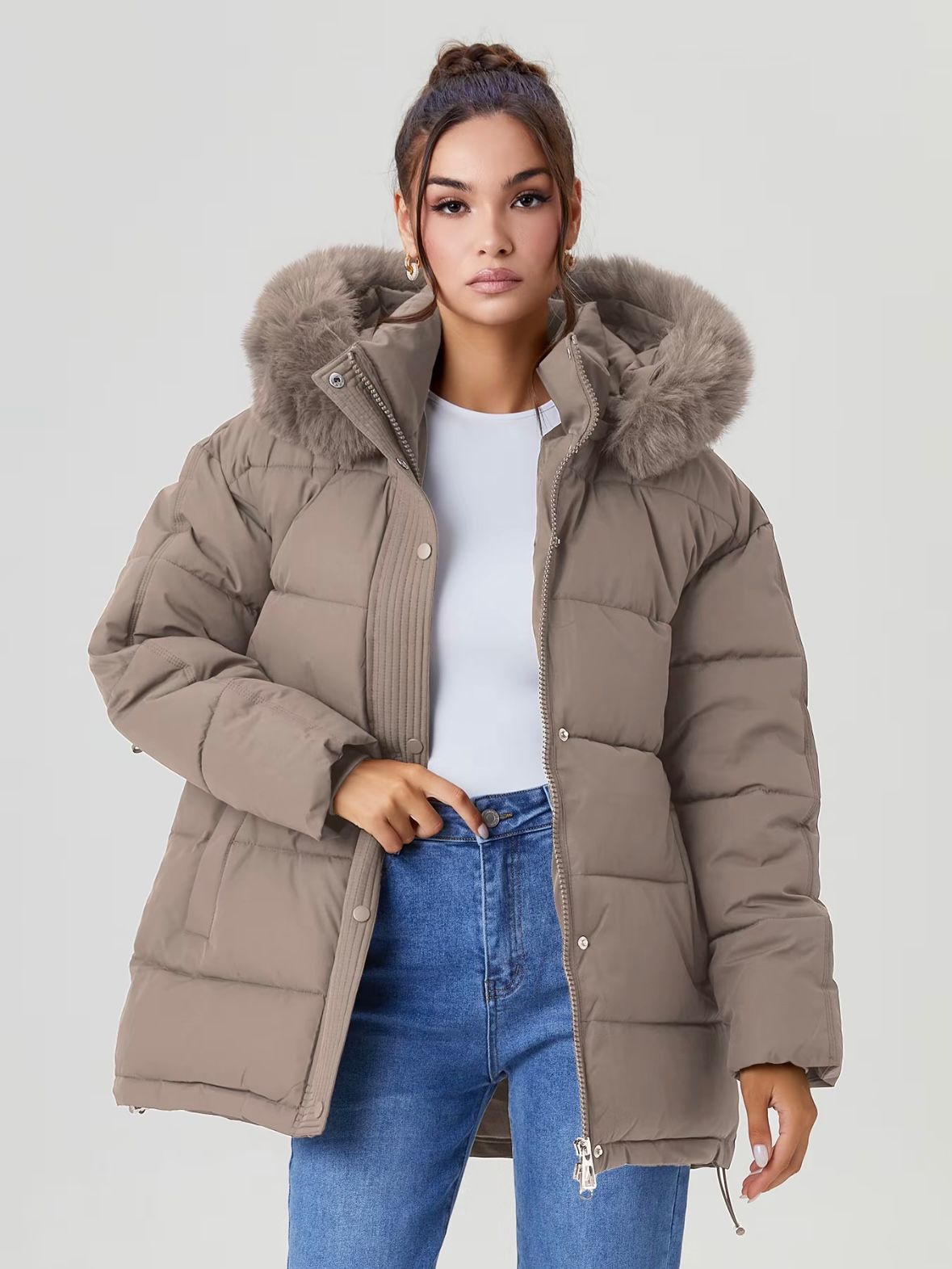 Luna Parker mit Fellkapuze