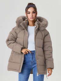 Luna Parker mit Fellkapuze