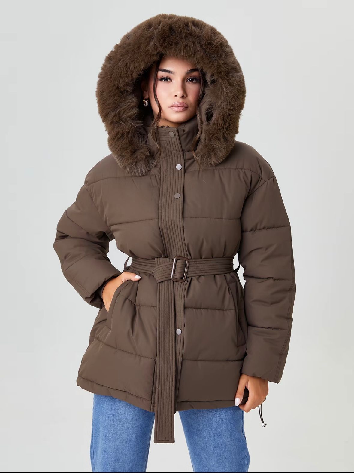 Luna Parker mit Fellkapuze