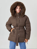 Luna Parker mit Fellkapuze