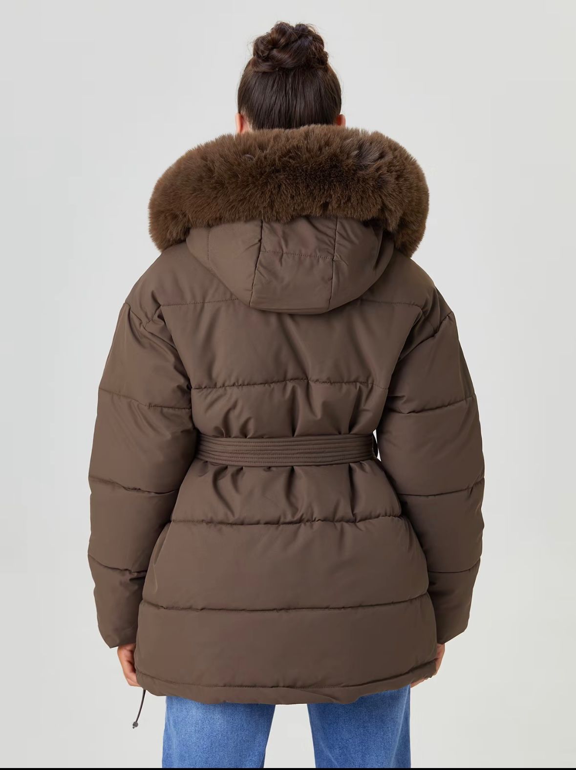 Luna Parker mit Fellkapuze