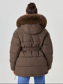 Luna Parker mit Fellkapuze