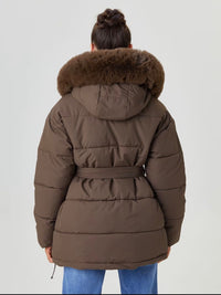 Luna Parker mit Fellkapuze