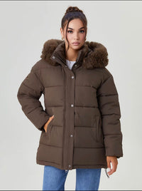 Luna Parker mit Fellkapuze