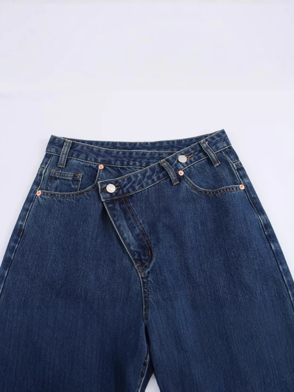 Wide-Leg Jeans mit schrägem Schnitt